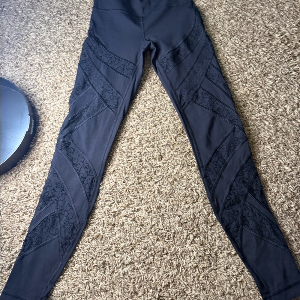 Lululemon Black High Rise Leggings Floral Mesh Panel Size 4 Yoga Athletic‎